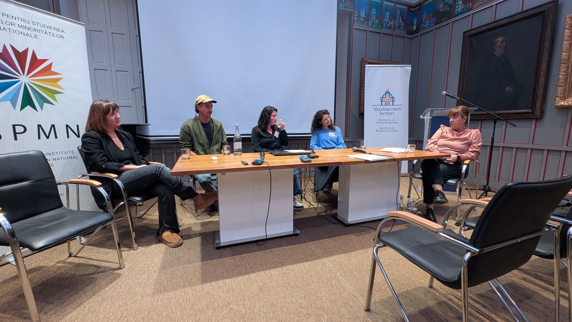 ,,nem ültünk volna le egymás mellé a buszon"